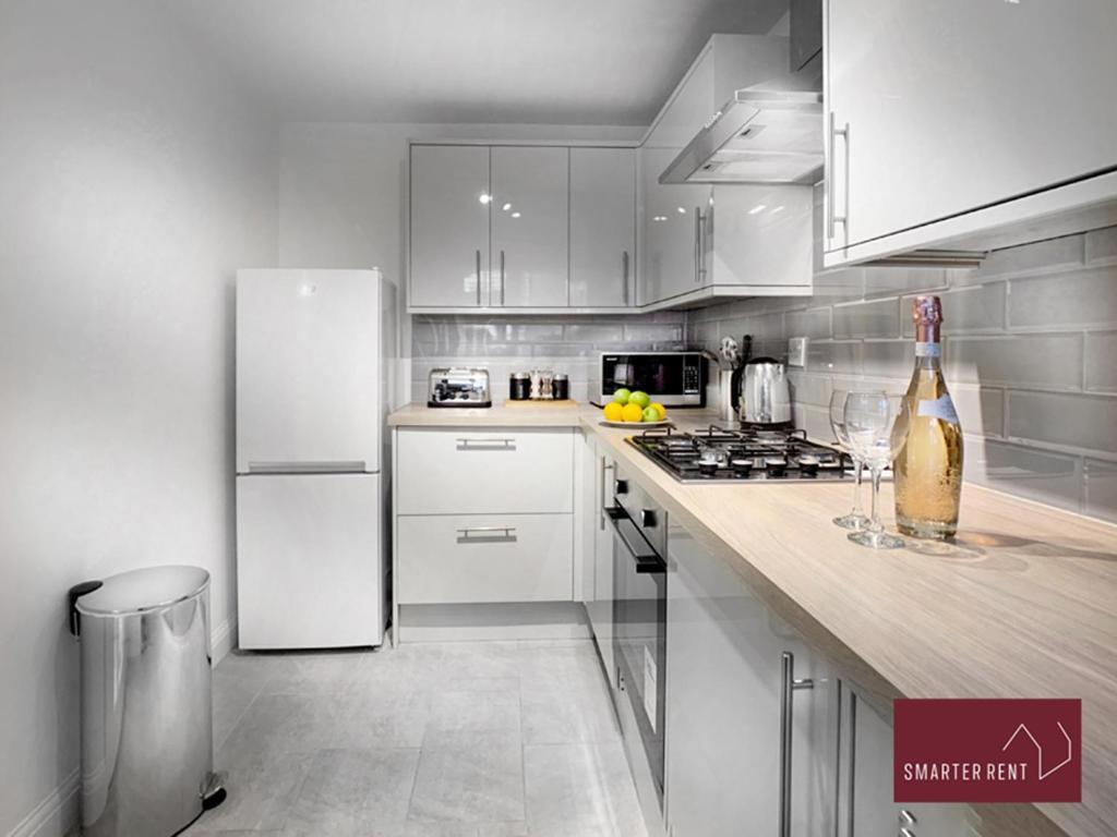 Wokingham - 2 Bed Modern House - Parking Exterior foto